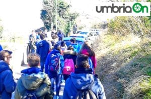 Perugia Piscille via del Cimitero ragazzi fra le auto