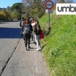 Perugia Piscille studenti a piedi lungo la statale