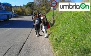 Perugia Piscille studenti a piedi lungo la statale