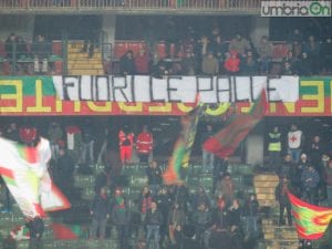 ternana-ascoli-fuori-le-palle-curva-est-viciani