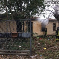 Brucia la ex Camuzzi, incendio a Terni