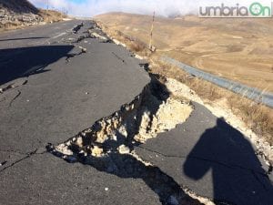castelluccio-strada-crepa-crepe-sasu-222-sisma-terremoto