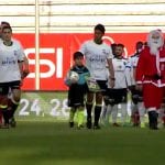 ingresso in campo con Babbo Natale