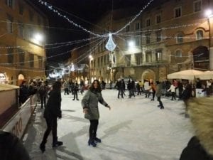 La pista di pattinaggio in piazza della Repubblica