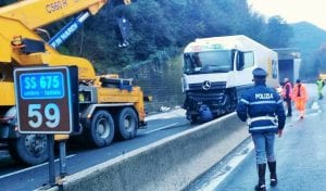 incidente-rato-san-pellegrino-mezzo-pesante-su-new-jersey-terni-narni-3-gennaio-2016-3