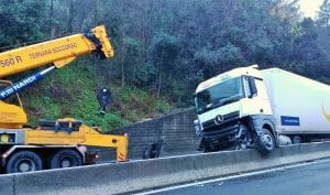 incidente-rato-san-pellegrino-mezzo-pesante-su-new-jersey-terni-narni-3-gennaio-2016-4