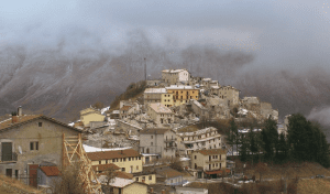 Castelluccio circondato dalla neve