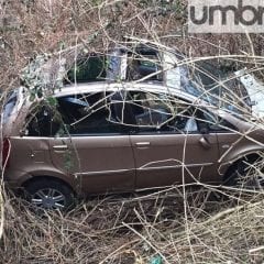 Auto fuori strada, donna ferita a Terni