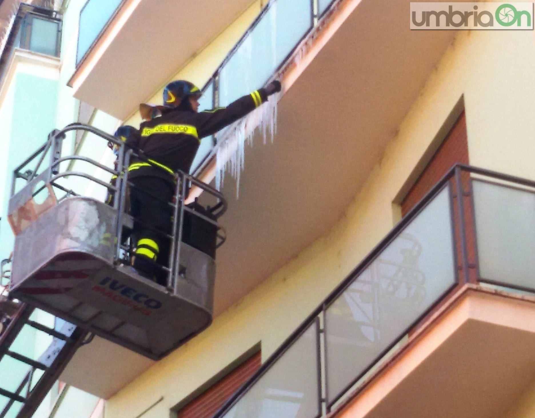 Terni fa i conti col gelo, stalattiti in centro