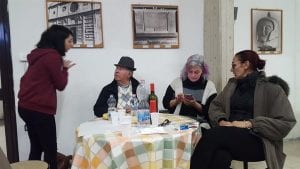 Benedetta a pranzo con gli altri ospiti