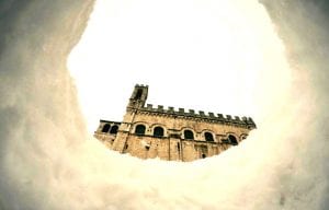 Gubbio piazza Grande dalla neve (Facebook)