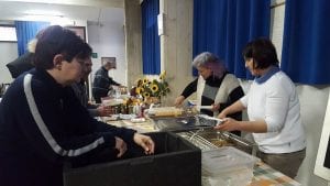 Viktoria serve il pranzo agli altri sfollati