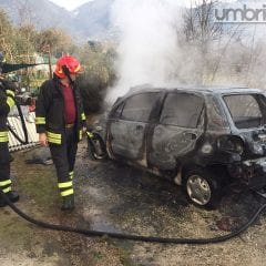 Terni, auto distrutta dopo un incendio