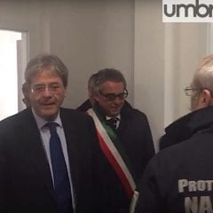 Terremoto, Gentiloni visita una ‘casetta’