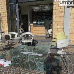 Terni, ‘spaccata’ al bar: auto sfonda la vetrina