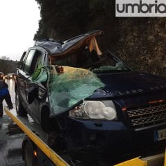 Terni, auto ribaltata: due persone ferite