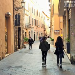 Terni, esagitato al bar: panico in via Roma