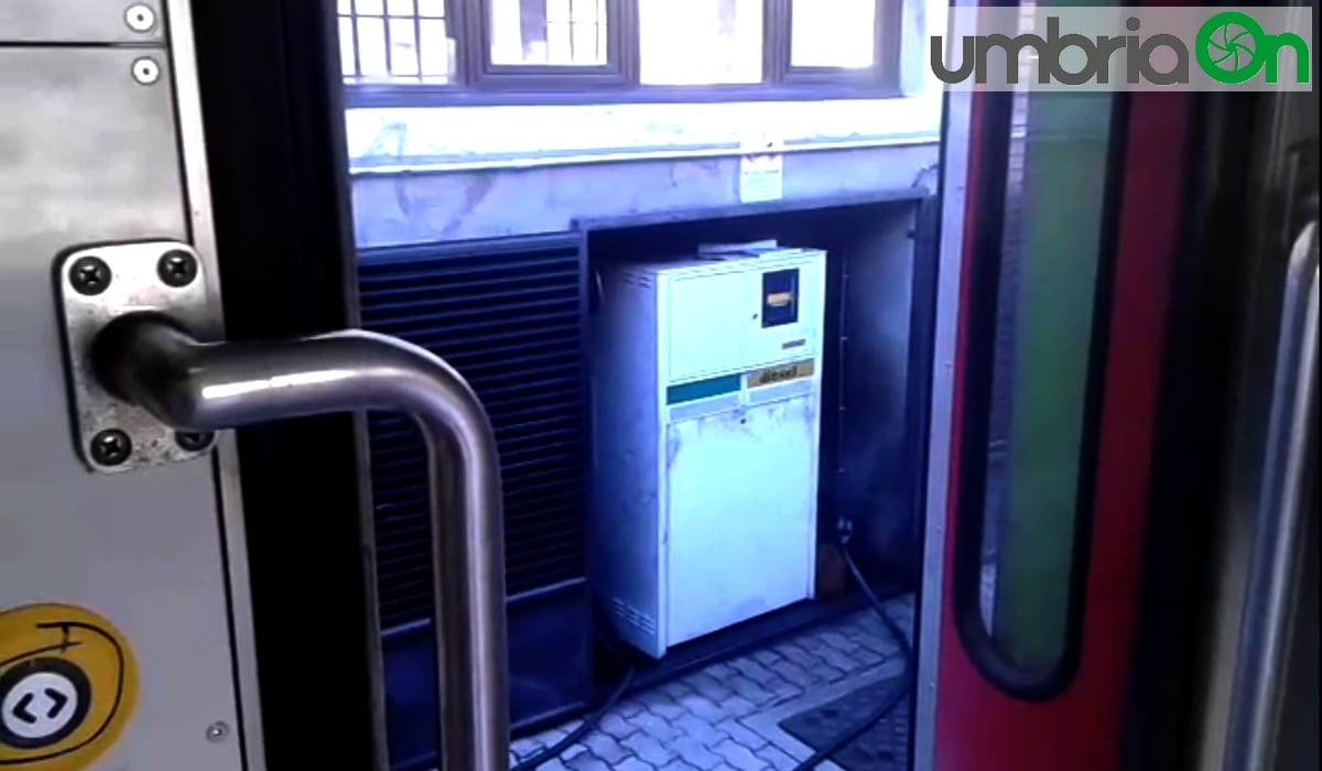 Perugia, rifornimento di un treno Diesel