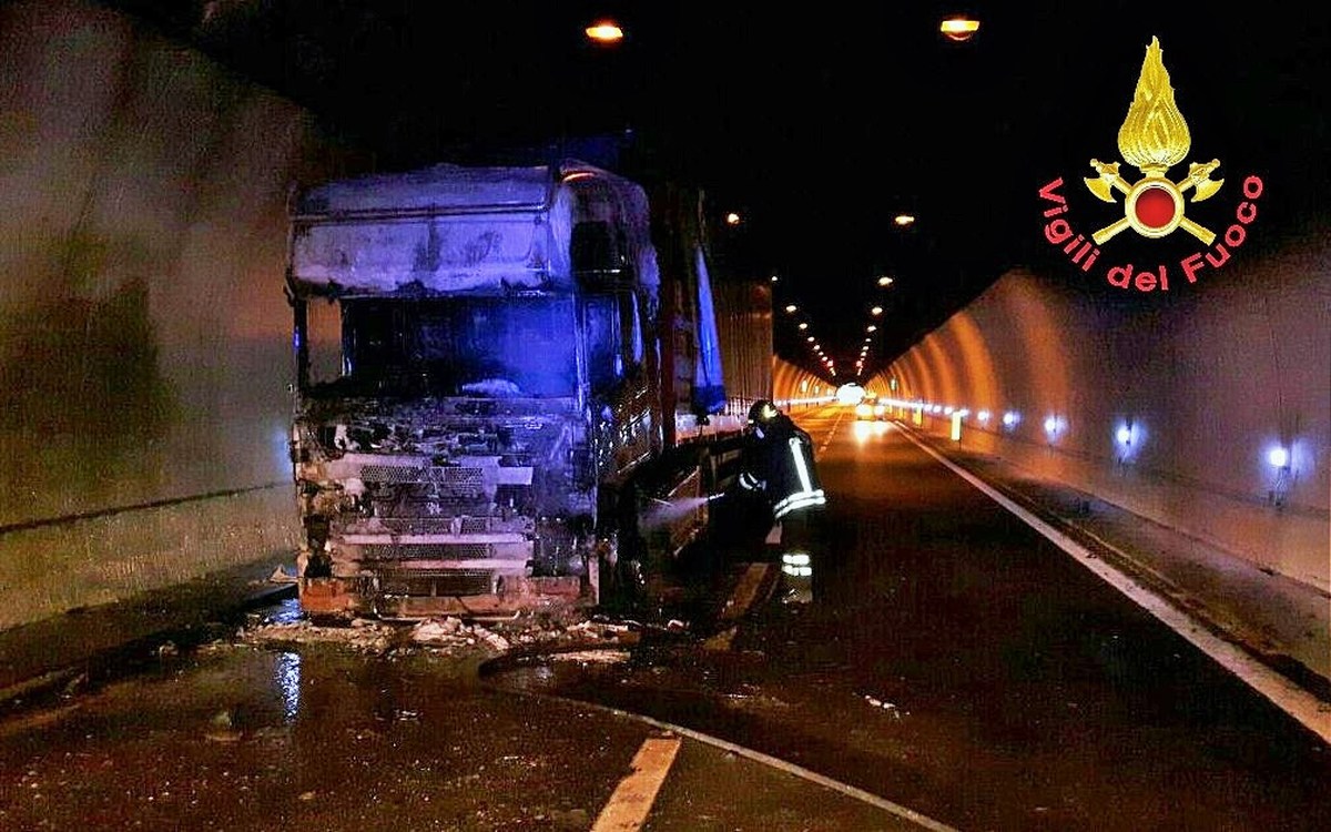 Terni, chiusa E45 per un camion in fiamme