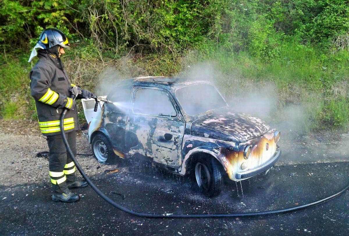Terni, auto in fiamme: era stata rubata