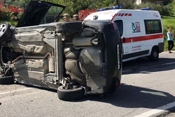 Avigliano Umbro, 18enne ribalta l’auto