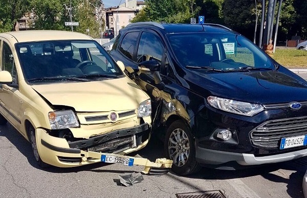 Terni, via Gramsci: scontro nella rotatoria
