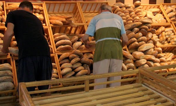 Orvieto, compra pane: sbuca fuori un topo