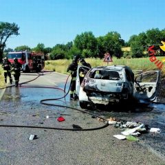 Terni, auto in fiamme: due persone ferite