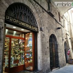 Perugia, negozi chiusi: il Comune svende