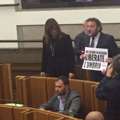 Regione Umbria, proteste e striscioni
