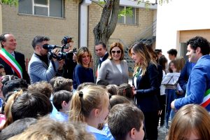 Maria Elena Boschi con i bambini di Allerona