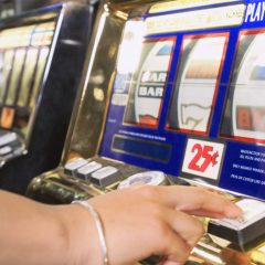 Perde al gioco e spacca con un pugno il vetro della slot machine: denunciato 30enne