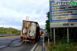 Tir in fiamme Perugia Piscille Prepo Incendio Camion Vigili del Fuoco Polizia Stradale