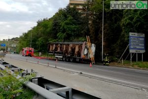Tir in fiamme Perugia Piscille Prepo Incendio Camion Vigili del Fuoco Polizia Stradale