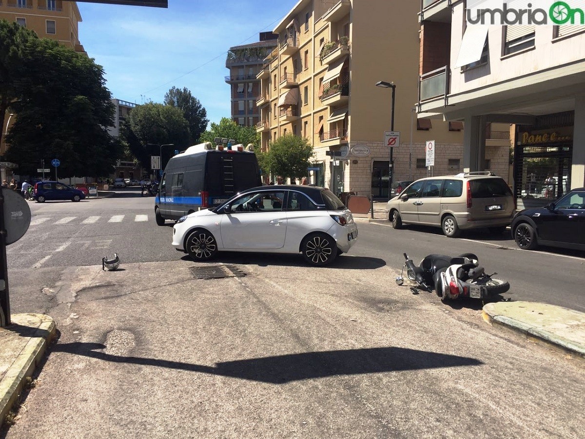 Scooter contro auto: ferito 19enne a Terni