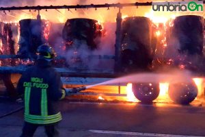 Tir in fiamme Perugia Piscille Prepo Incendio Camion Vigili del Fuoco