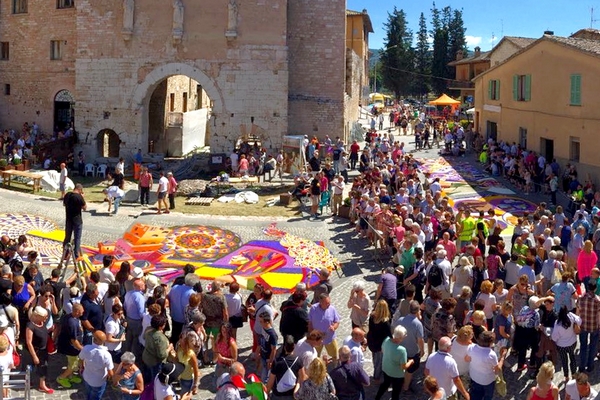 Norcia, quadri di fiori per San Benedetto