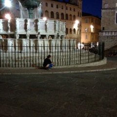 Perugia, fa pipì davanti alla Fontana Maggiore