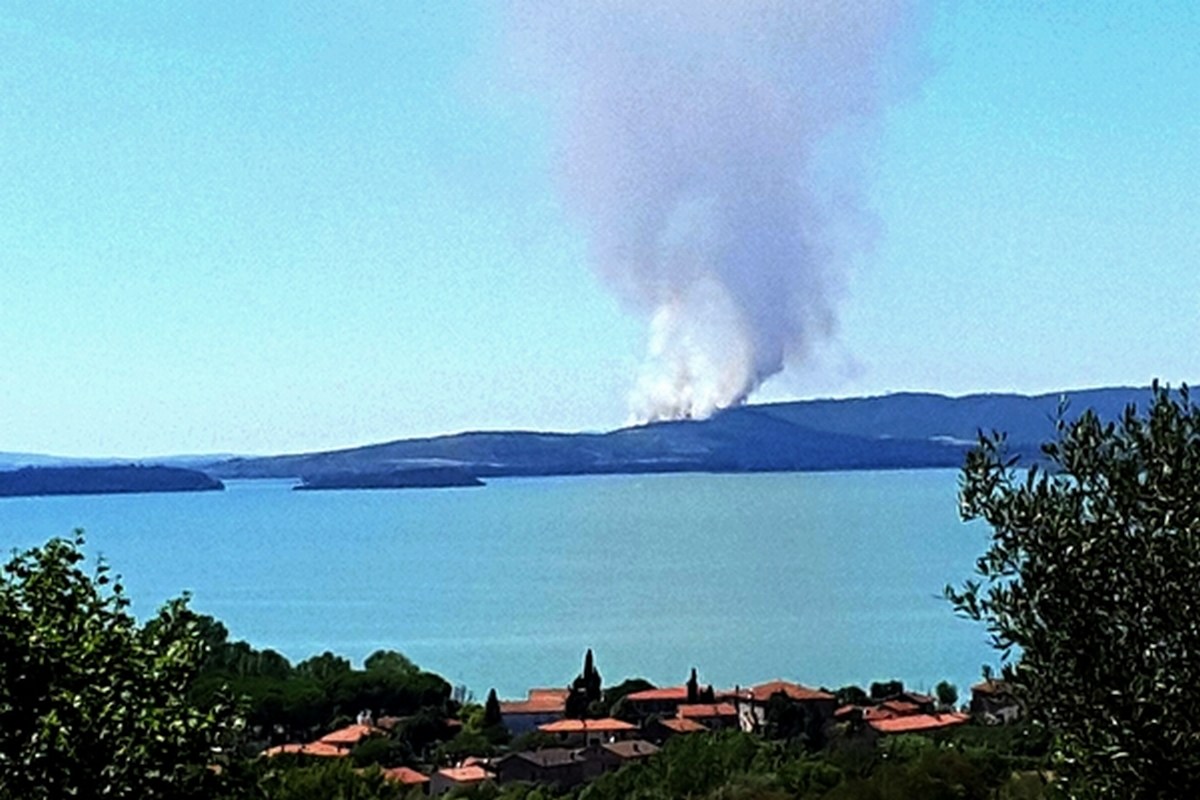 Incendi in Umbria, interventi in serie