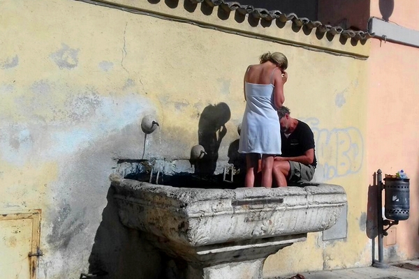 Spoleto, troppo caldo: bagno nella fontana