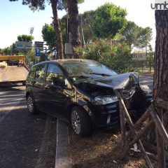 Terni, auto vs albero: ferita una donna