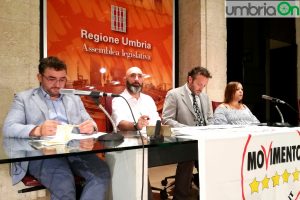 umbria emergenza lavoro conferenza regione M5S: Laura Agea, membro del Parlamento Europeo, il deputato Filippo Gallinella, il senatore Stefano Lucidi e il consigliere regionale Andrea Carbonari