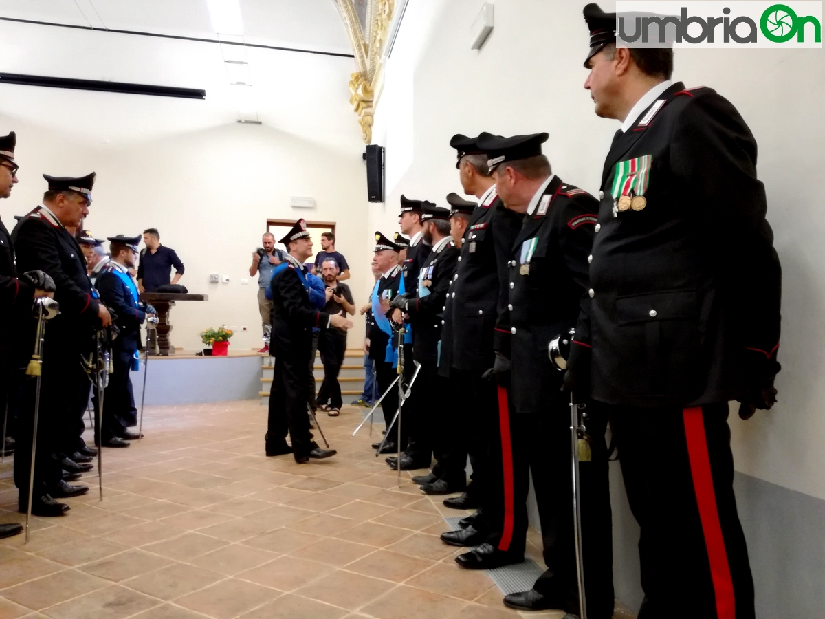 Una stretta di mano per ogni carabiniere