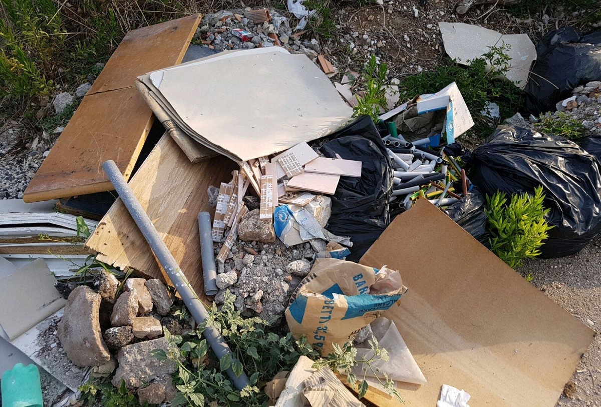 Rifiuti abbandonati sulle strade di Terni
