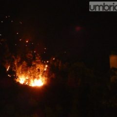 Terni, la Rocca brucia: altri cittadini sfollati