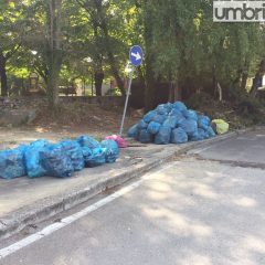 Terni, cumuli di rifiuti di fronte alle scuole