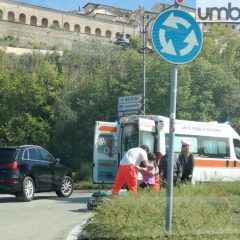 Cade dallo scooter, ferita ad Assisi