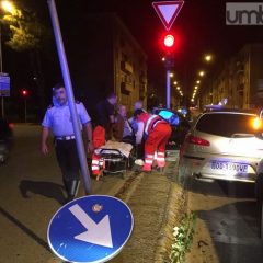 Abbatte la segnaletica in via Turati: ferito