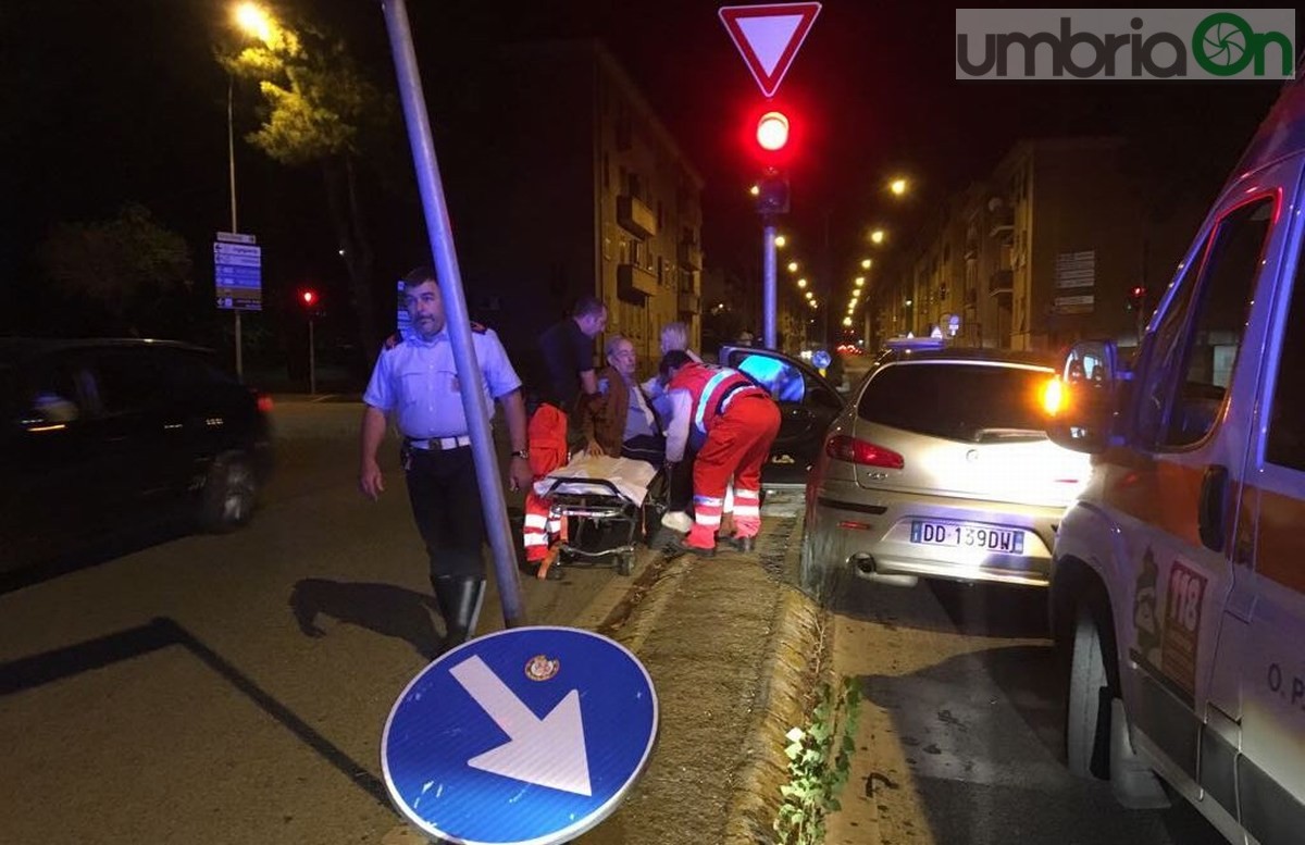 Abbatte la segnaletica in via Turati: ferito