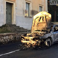 Terni, auto e furgone distrutti da incendi
